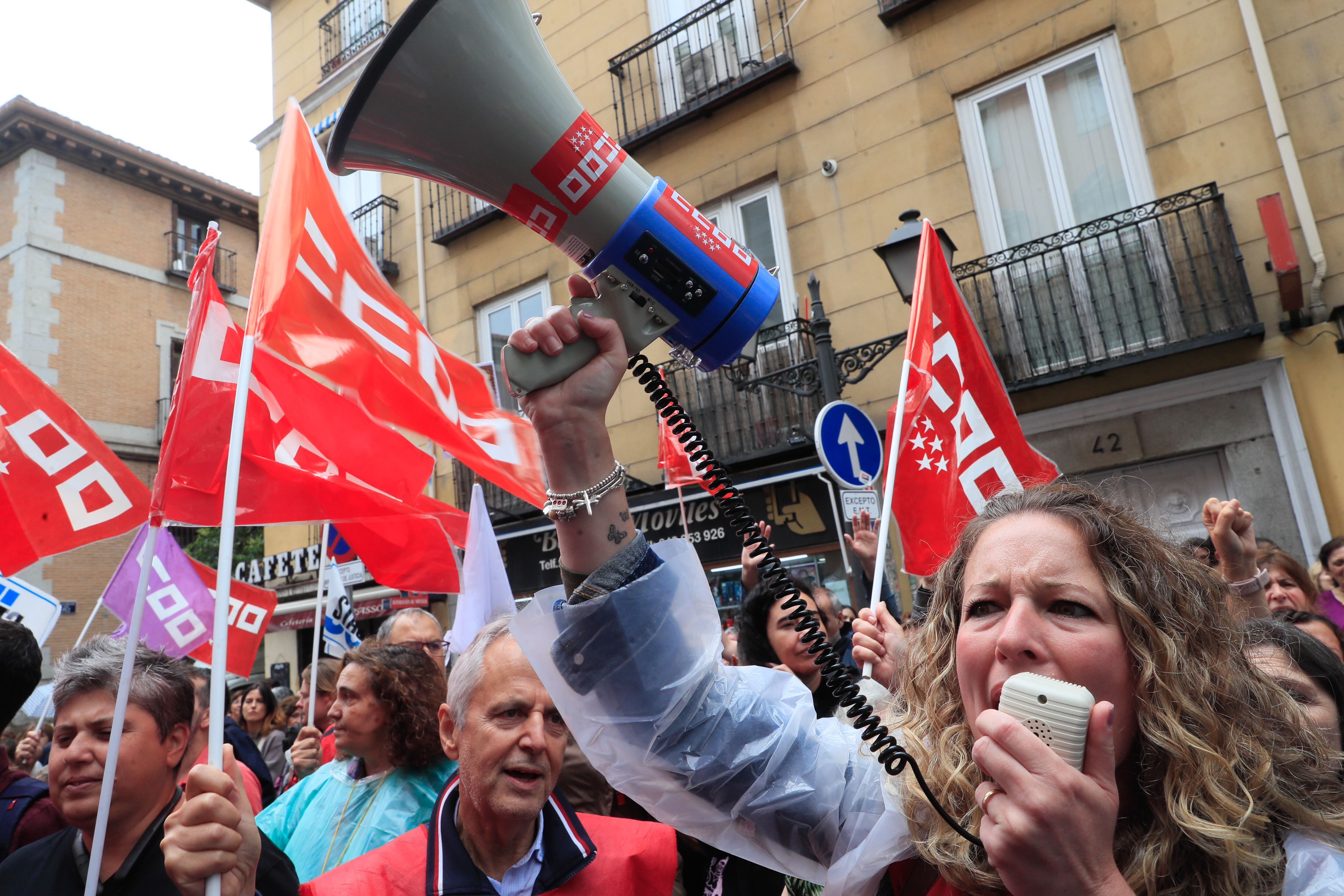 MADRID, 07/06/2023.- Protesta de funcionarios de la Administración de Justicia frente a la sede del ministerio de Justicia en Madrid este miércoles. El comité de huelga se encerró ayer en este Ministerio después de que la reunión entre ambas partes finalizara sin acuerdo. EFE/ Fernando Alvarado
