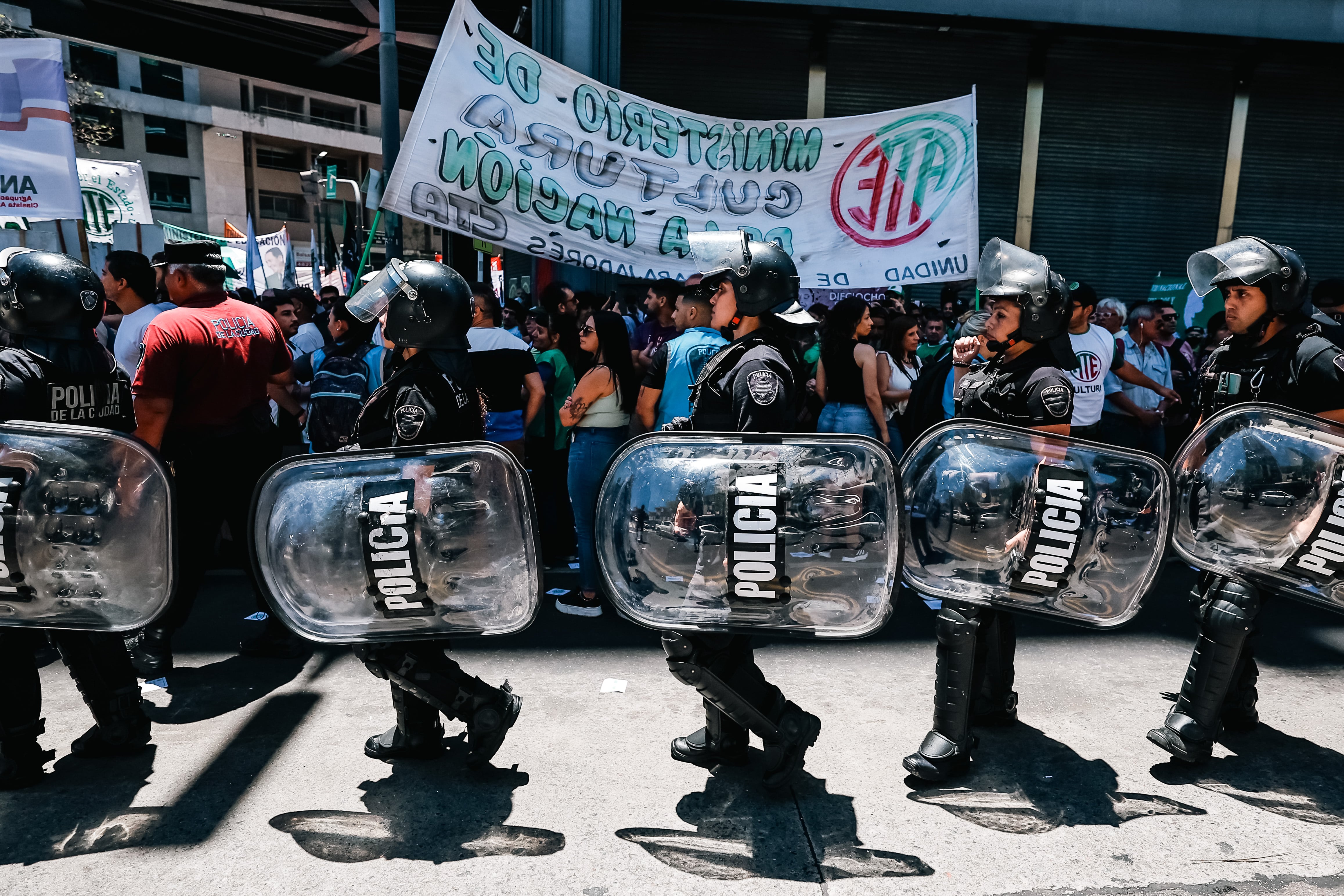 Manifestación contra las medidas económicas de Javier Milei en Argentina.