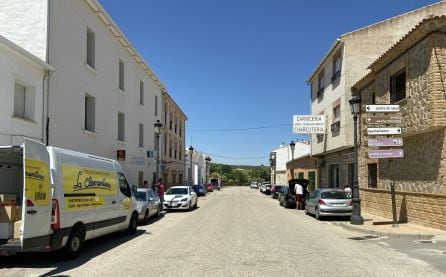 Carretera Nacional III (N-III) que atraviesa el pueblo conquense de Villares del Saz.