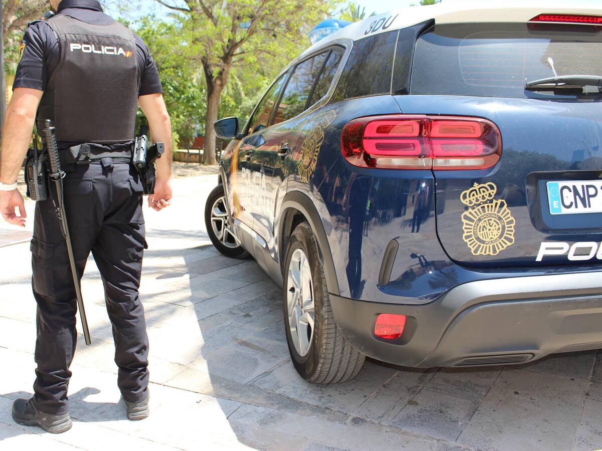 Un policía y una médica salvan la vida a un hombre que sufrió un infarto cuando corría en la calle