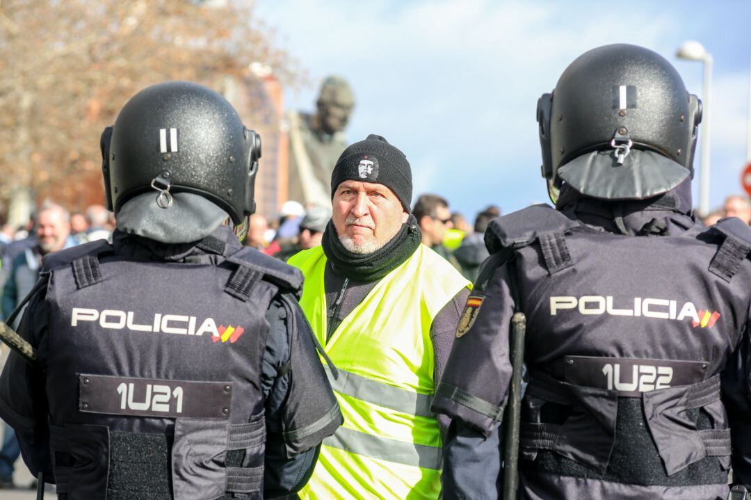 Miembros de la Policía Nacional intervienen durante la celebración de la asamblea de taxistas de Madrid en las inmediaciones de la Feria de Madrid.