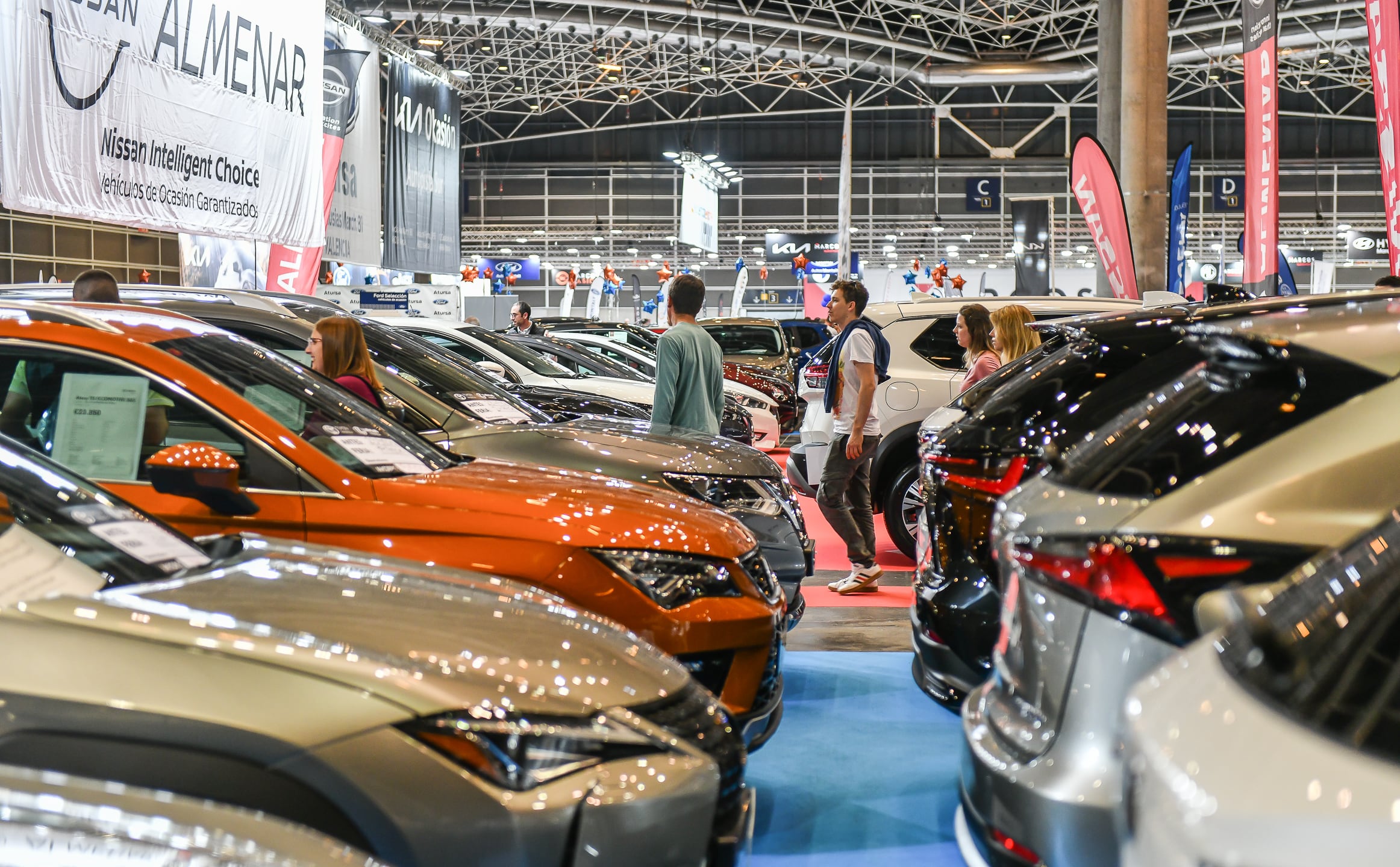 Varias personas caminan en la Feria del Automóvil 2023.