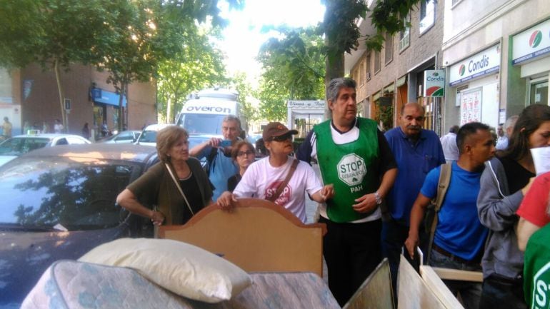 Activistas ayudan a Carmen a bajar algunos de sus muebles. Plataforma de Afectados por la Hipoteca.