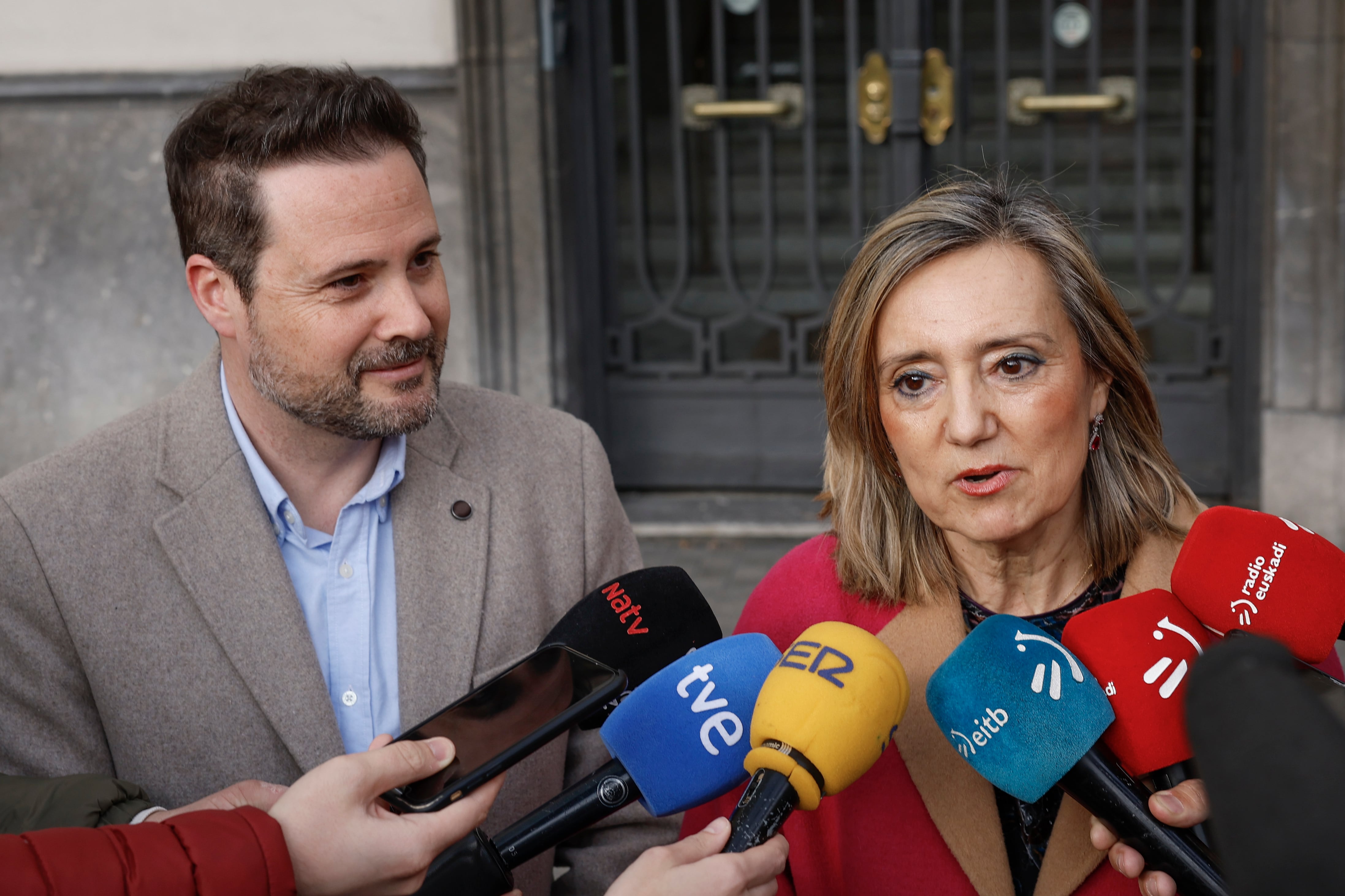 La portavoz de UPN en el Ayuntamiento de Pamplona y exalcaldesa de la ciudad, Cristina Ibarrola, y el alcalde de Tudela, Alejandro Toquero, tras anunciar un acuerdo para aspirar juntos a liderar la formación regionalista a partir del próximo congreso que tendrá lugar el 28 de abril