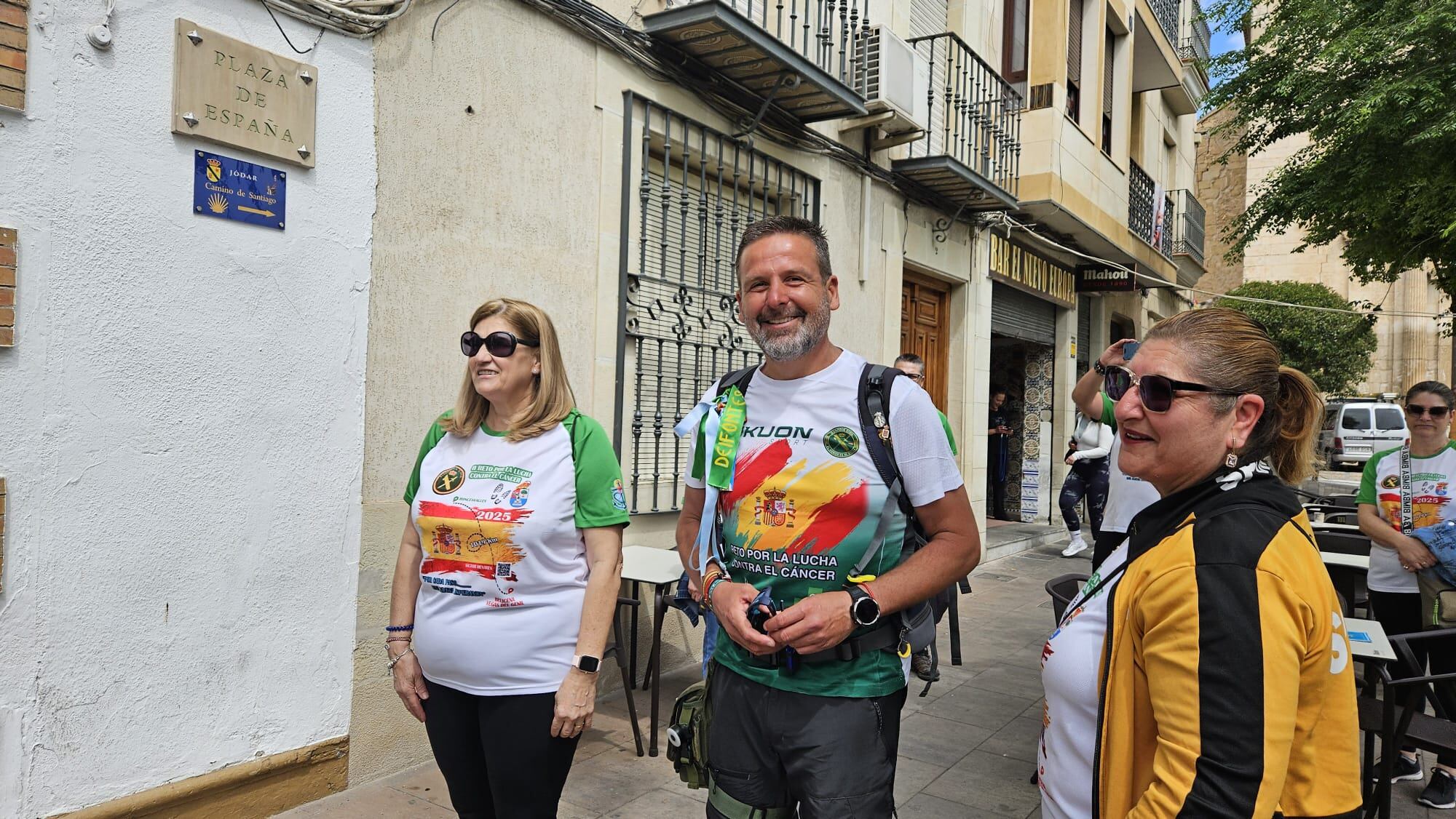 Momento de la llegada de Víctor Henares, acompañado por la presidenta local de la AECC de Jódar, a su llegada a la puerta del Ayuntamiento
