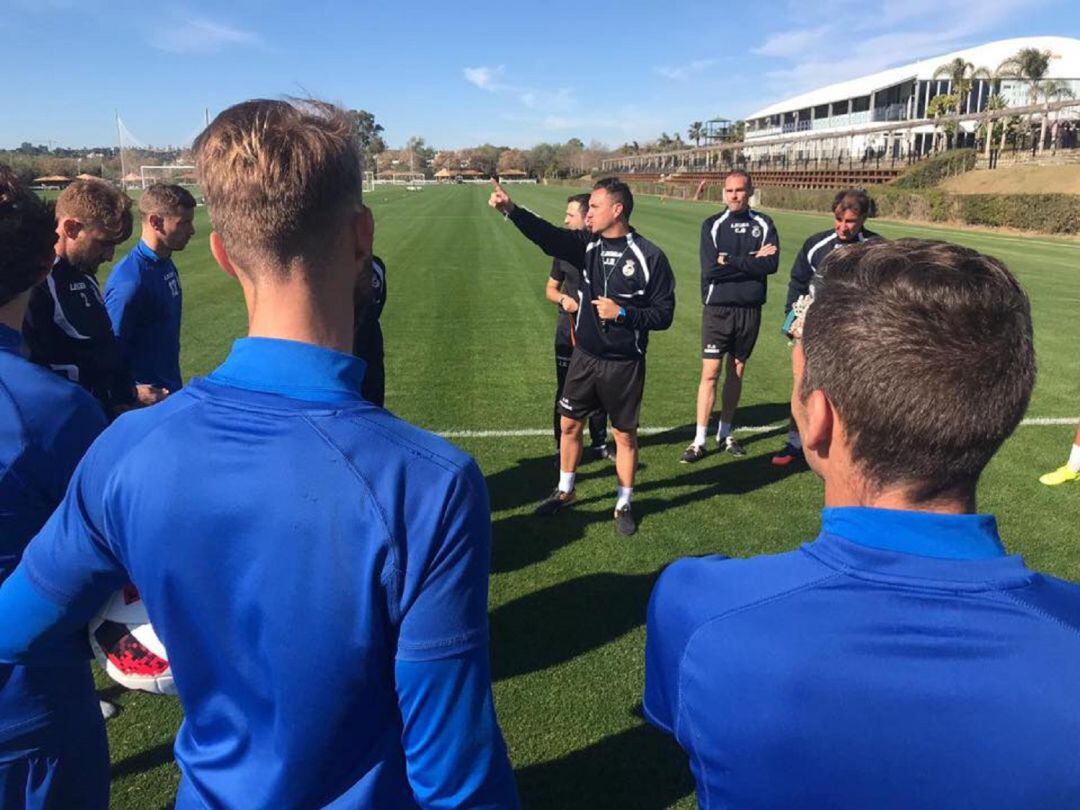 Roger da instrucciones en un entrenamiento.