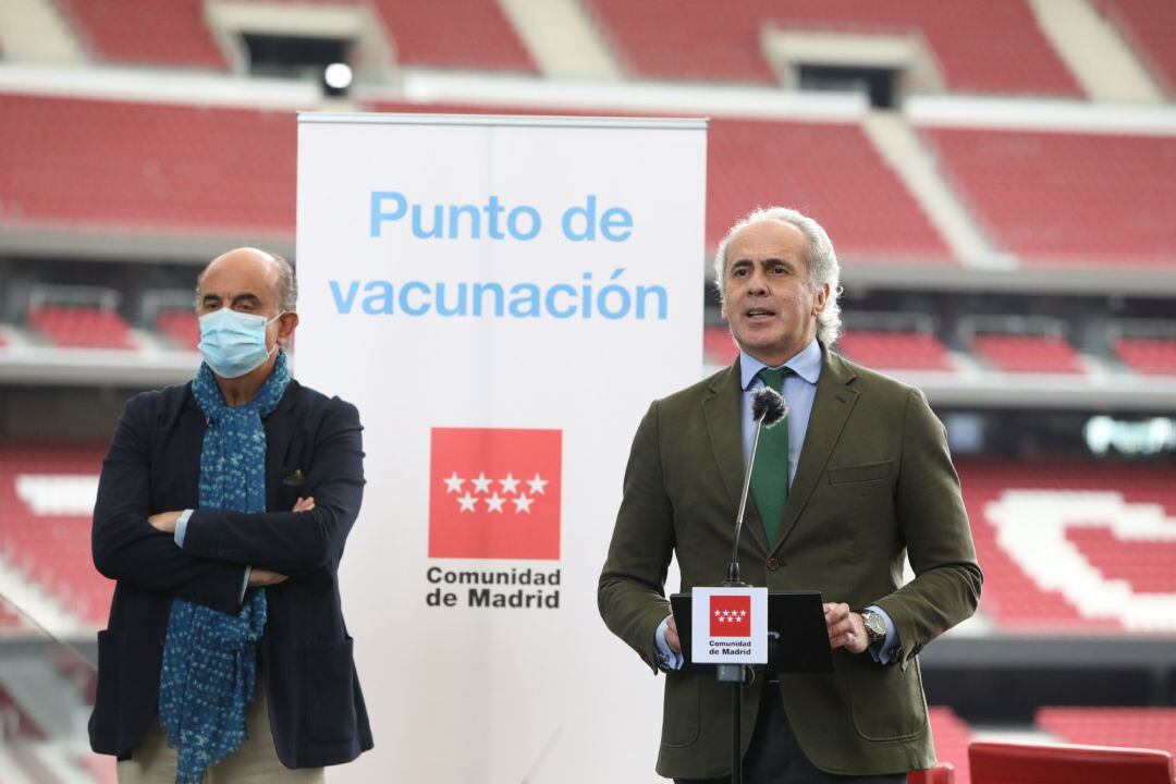 El consejero de Sanidad de la Comunidad de Madrid, Enrique Ruiz Escudero, acompañado del viceconsejero de Salud Pública y Plan COVID-19 de la Comunidad de Madrid, Antonio Zapatero.