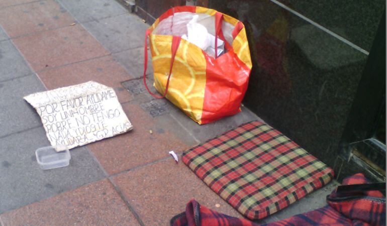 Cartel pidiendo ayuda en la Avenida de Alfonso el Sabio de Alicante