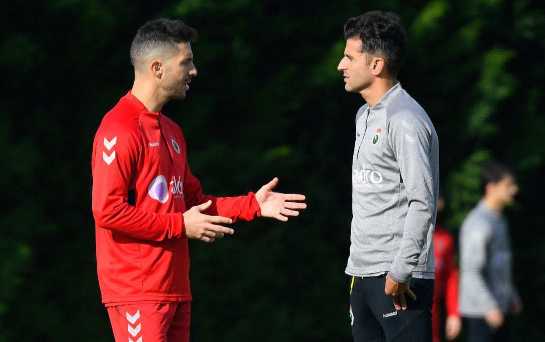 En entrenador racinguista charlando en el entrenamiento del viernes con Álvaro Cejudo.