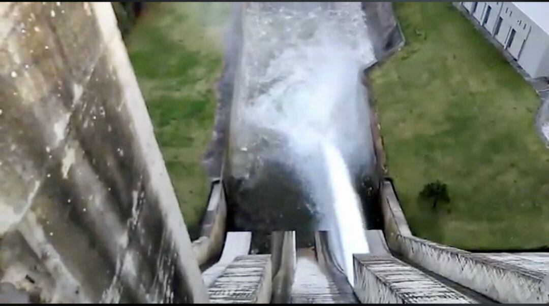 El embalse con compuertas abiertas este lunes por la noche tal como recogen las imágenes grabadas por Diego Marín y publicadas en las redes por José MIguel Marín