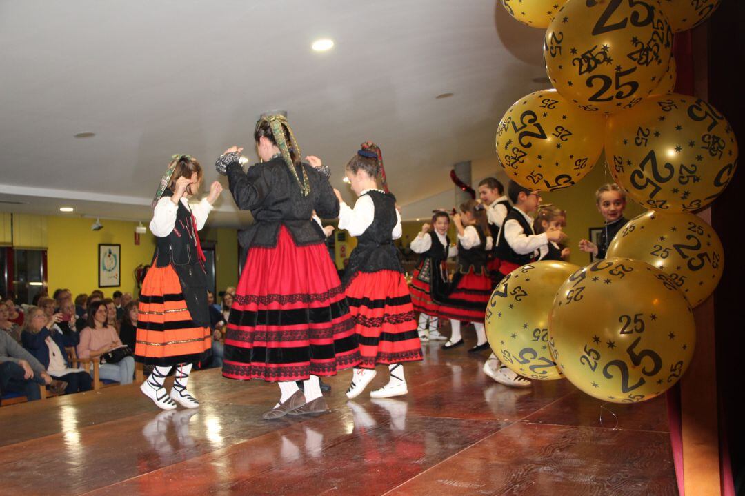 El grupo de danzas de Zarzuela del Pinar actua en el acto de inauguración del rastrillo solidario del Centro de Día de Cuéllar