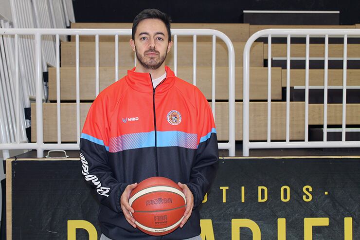 El técnico asturiano  ocupa el puesto dejado por Diego García tras asumir el cargo de primer entrenador tras la marcha de Pepe Vázquez