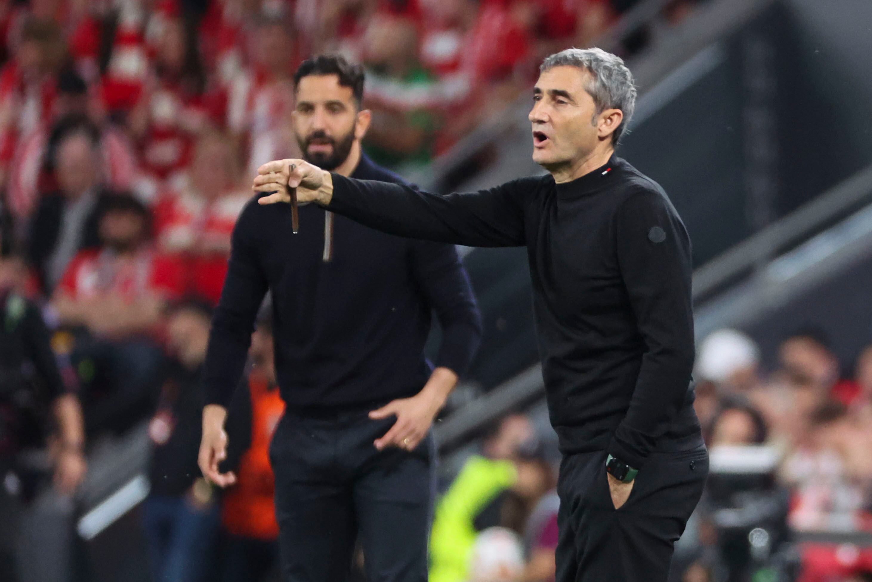 BILBAO, 01/05/2025.- El técnico del Athletic Club, Ernesto Valverde, durante el encuentro de ida de las semifinales de la Liga Europa que Athletic Club y Manchester United disputan este jueves en el estadio de San Mamés, en Bilbao. EFE/Luis Tejido.