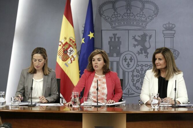 La vicepresidenta del Gobierno, Soraya Sáenz de Santamaría, junto a las ministras, de Empleo, Fátima Báñez, y de Fomento, Ana Pastor, durante la rueda de prensa posterior al Consejo de Ministros