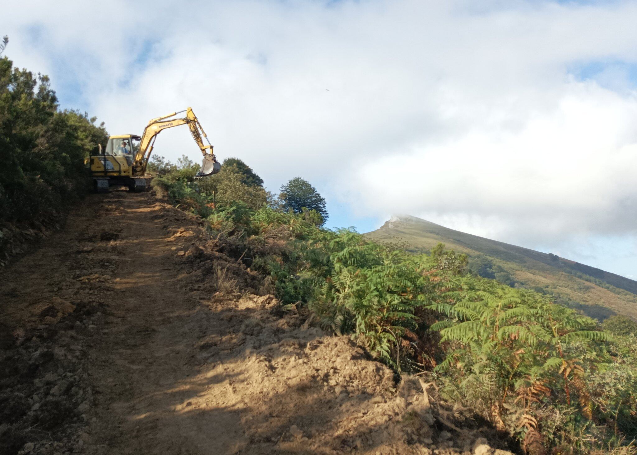 Una excavadora en la pista que se acomete en el Ganekogorta