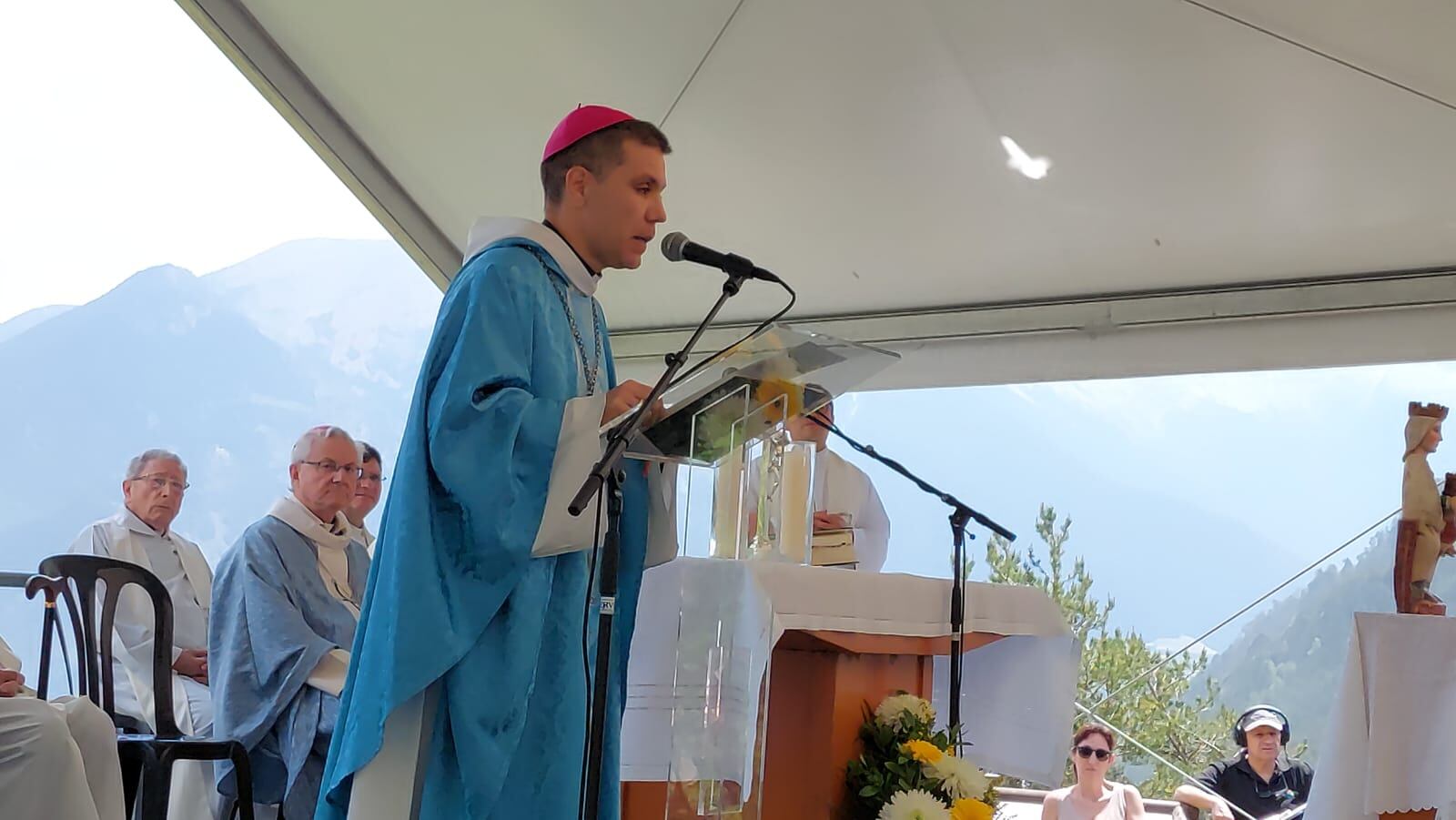 El ja bisbe d'Urgell Josep Lluís Serrano Pentinat durant l'eucaristia celebrada aquest dissabte al santuari de Canòlich quan s'ha comunicat la decisió del Vaticà..