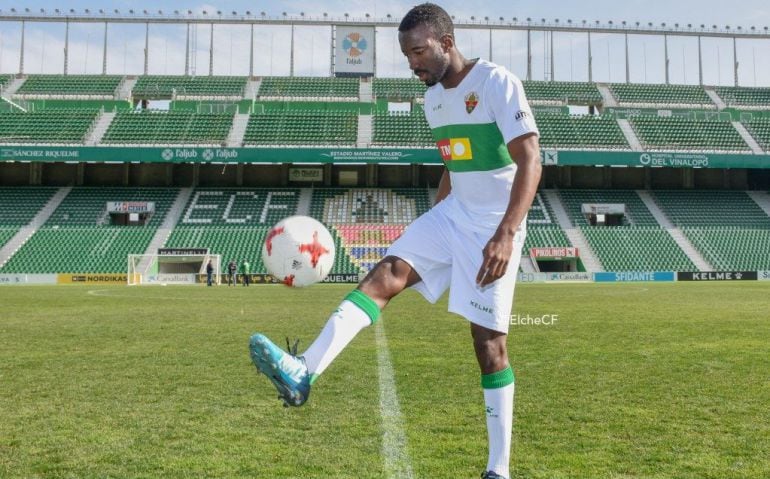 Néyder Lozano se ha ganado el cariño de la afición del Elche