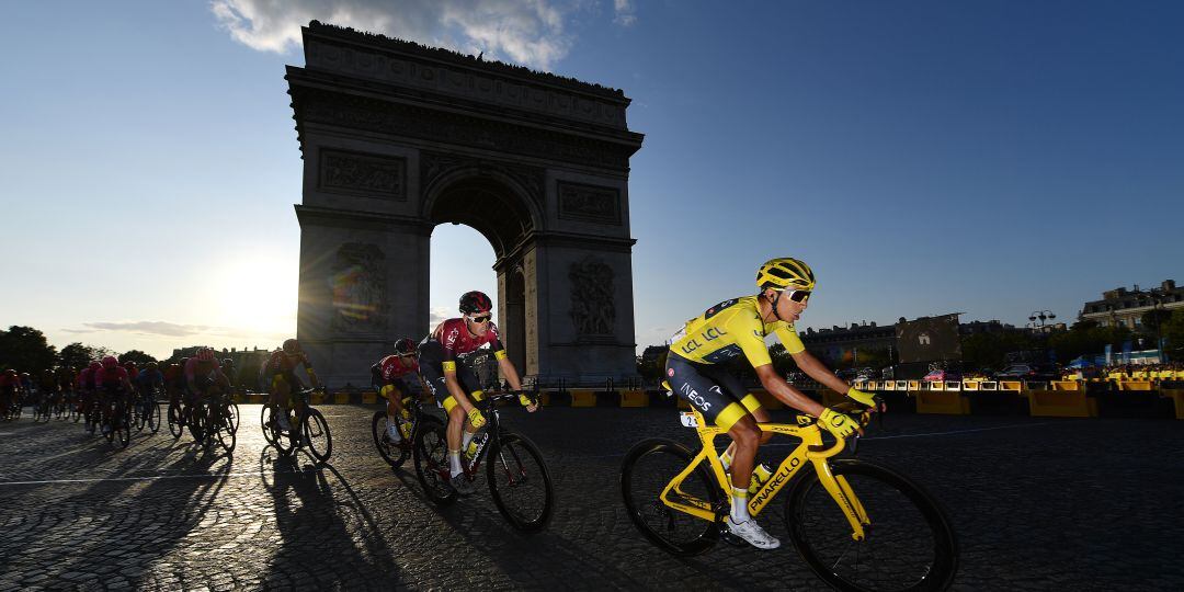 Egan Bernal, vigente ganador del Tour, pasa por el Arco del Triunfo en la última etapa del Tour 2019