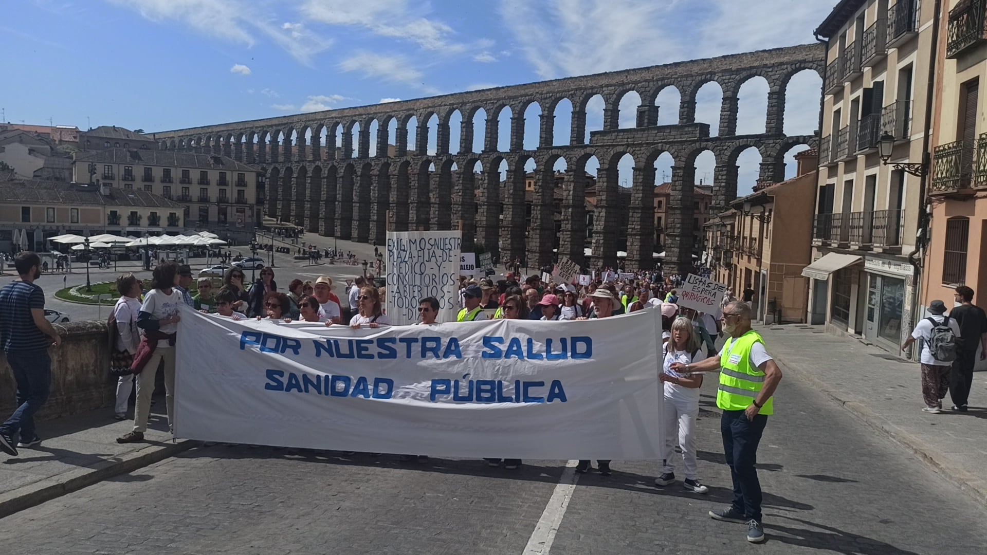 Un millar de personas participa en el manifestación en defensa de la sanidad pública