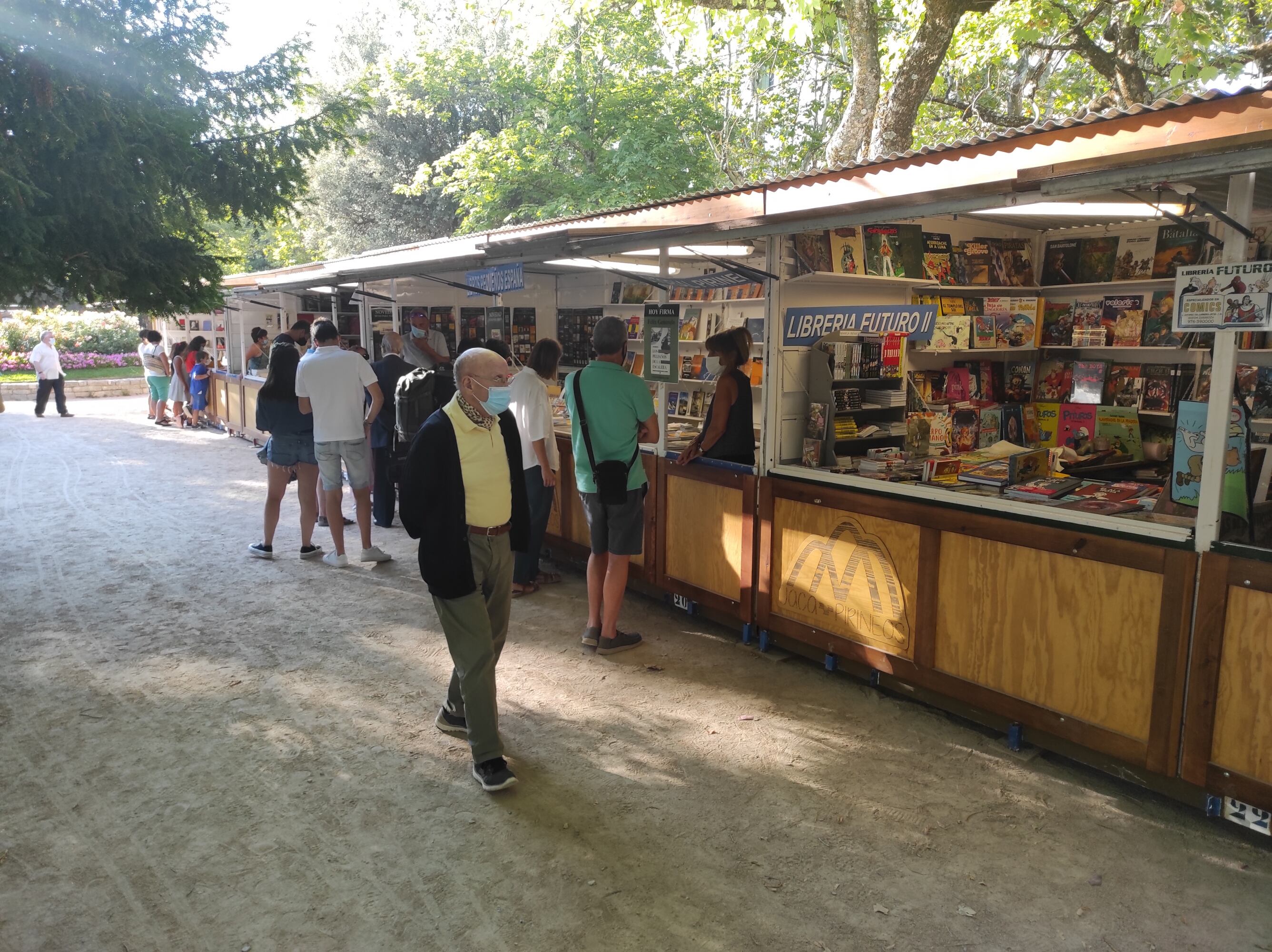Edición pasada de la Feria del Libro de Jaca en el Paseo Constitución