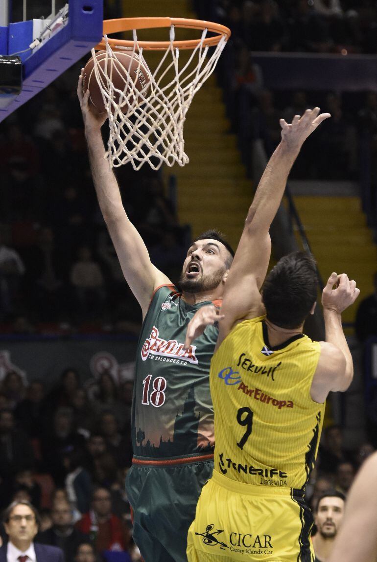 El pívot del Iberostar CB Canarias, Blagota Sekulic (d), y el ala-pívot del Baloncesto Sevilla, Pierre Oriola (i), durante el encuentro perteneciente a la duodécima jornada de la liga Regular celebrado en el palacio de deportes de San Pablo de Sevilla.
