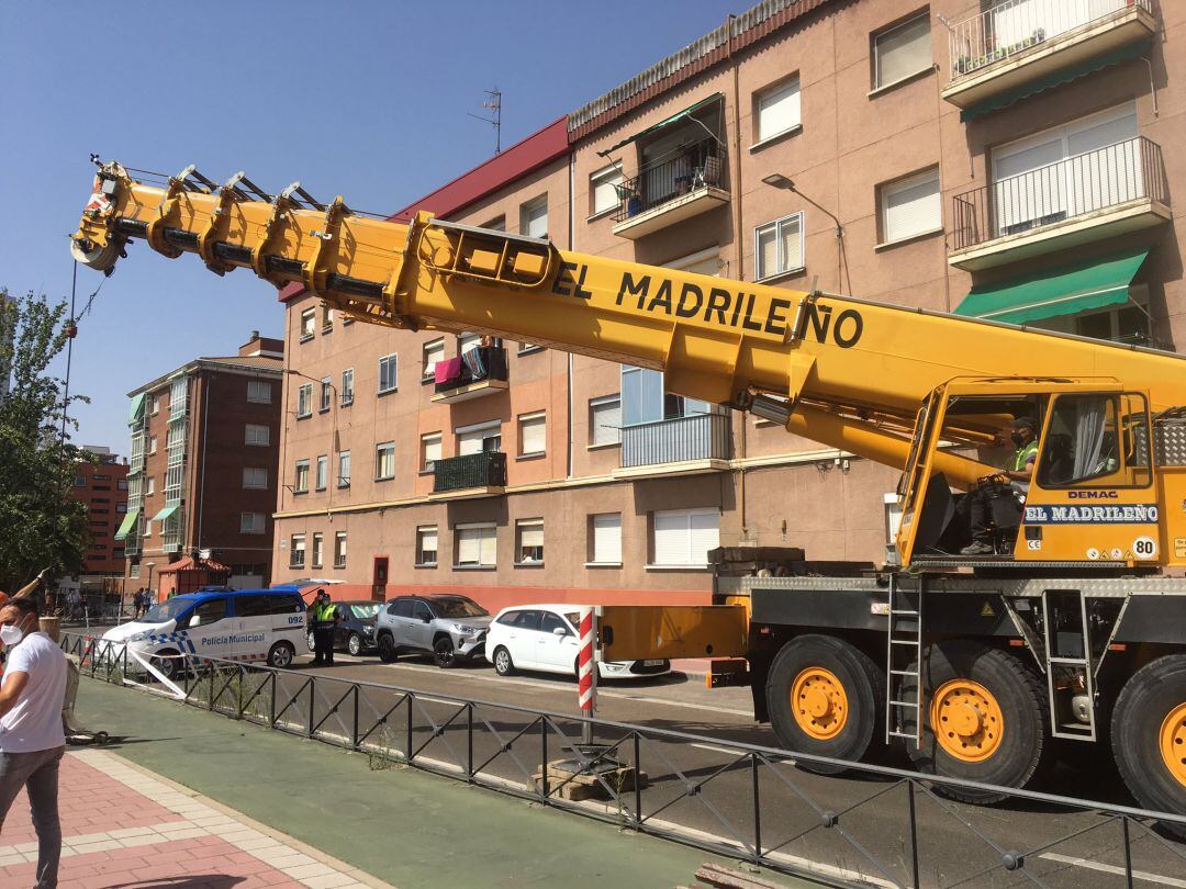 Una grúa de gran tamaño intenta recuperar el vehículo que cayó al río