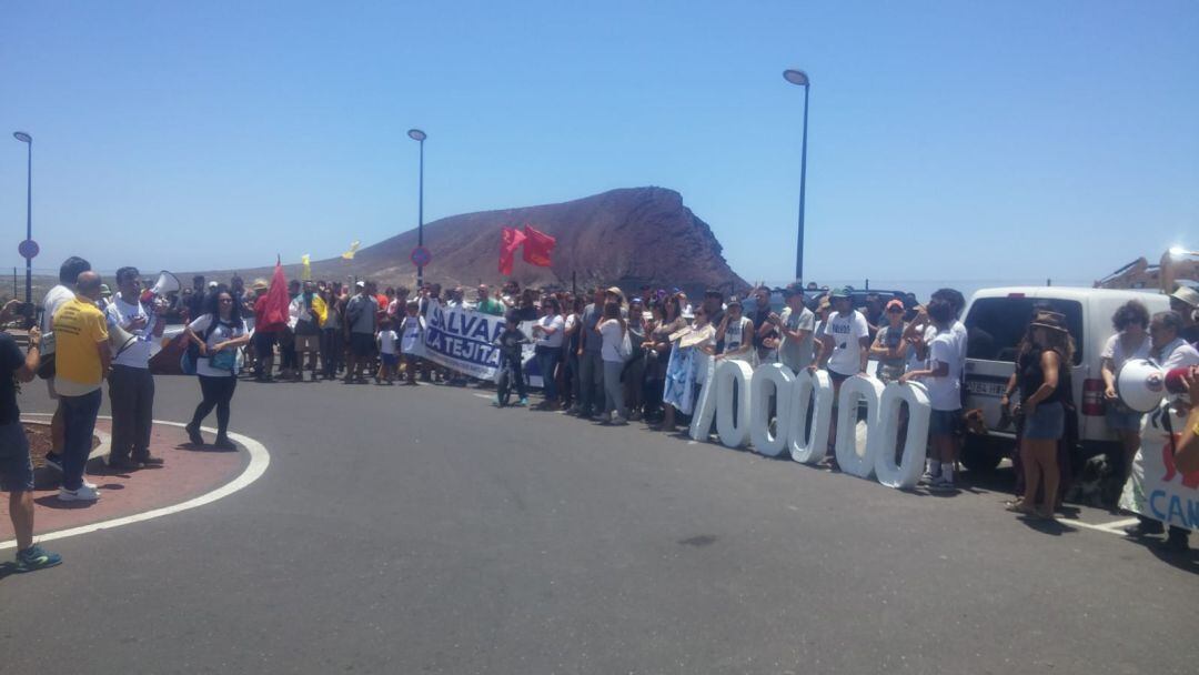 Manifestación contra la construcción de un hotel en La Tejita