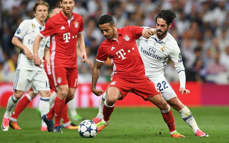 Thiago Alcántara ante Isco.