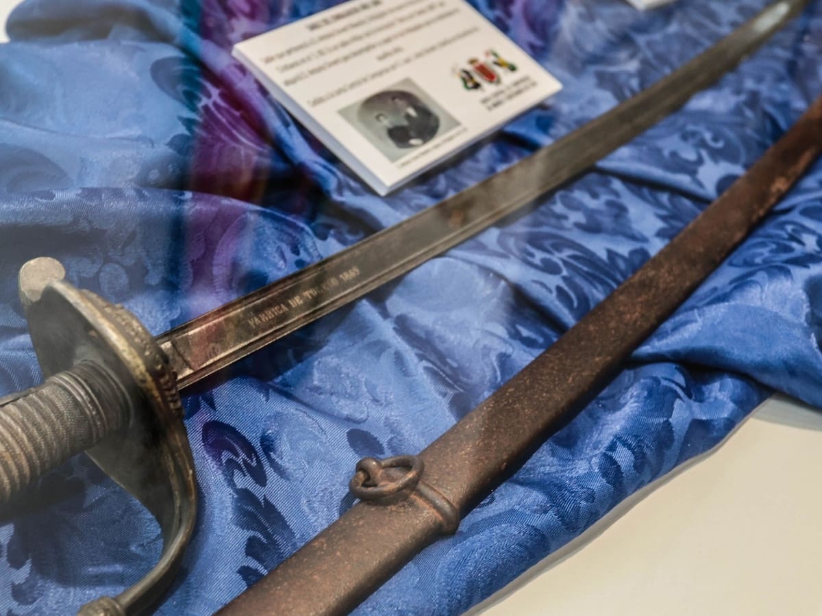 Junta Central de Comparsas recupera un tesoro del pasado: un sable perteneciente al siglo XIX