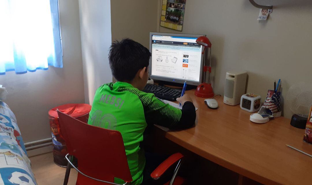 Estudiante on line durante el confinamiento por el Covid 19