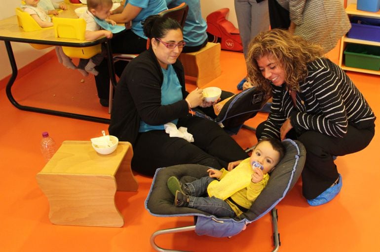 La cònsol major de Sant Julià, Montserrat Gil, saluda els infants de la nova escola bressol L'Espill, inaugurada ahir.