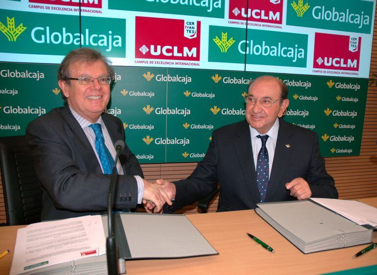 Higinio Olivares y Miguel Ángel Collado durante la firma del convenio