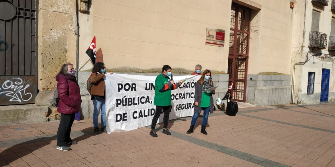 Concentracion CGT a las puertas de la Dirección Provincial de Educación de Segovia