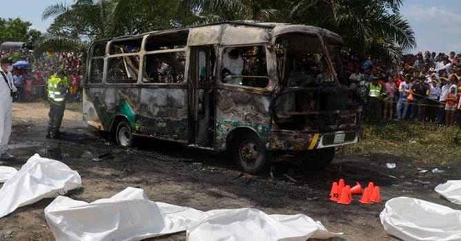 El incendio pudo empezar, según los medios locales, por el transporte de gasolina de contrabando en bidones plásticos dentro del vehículo.