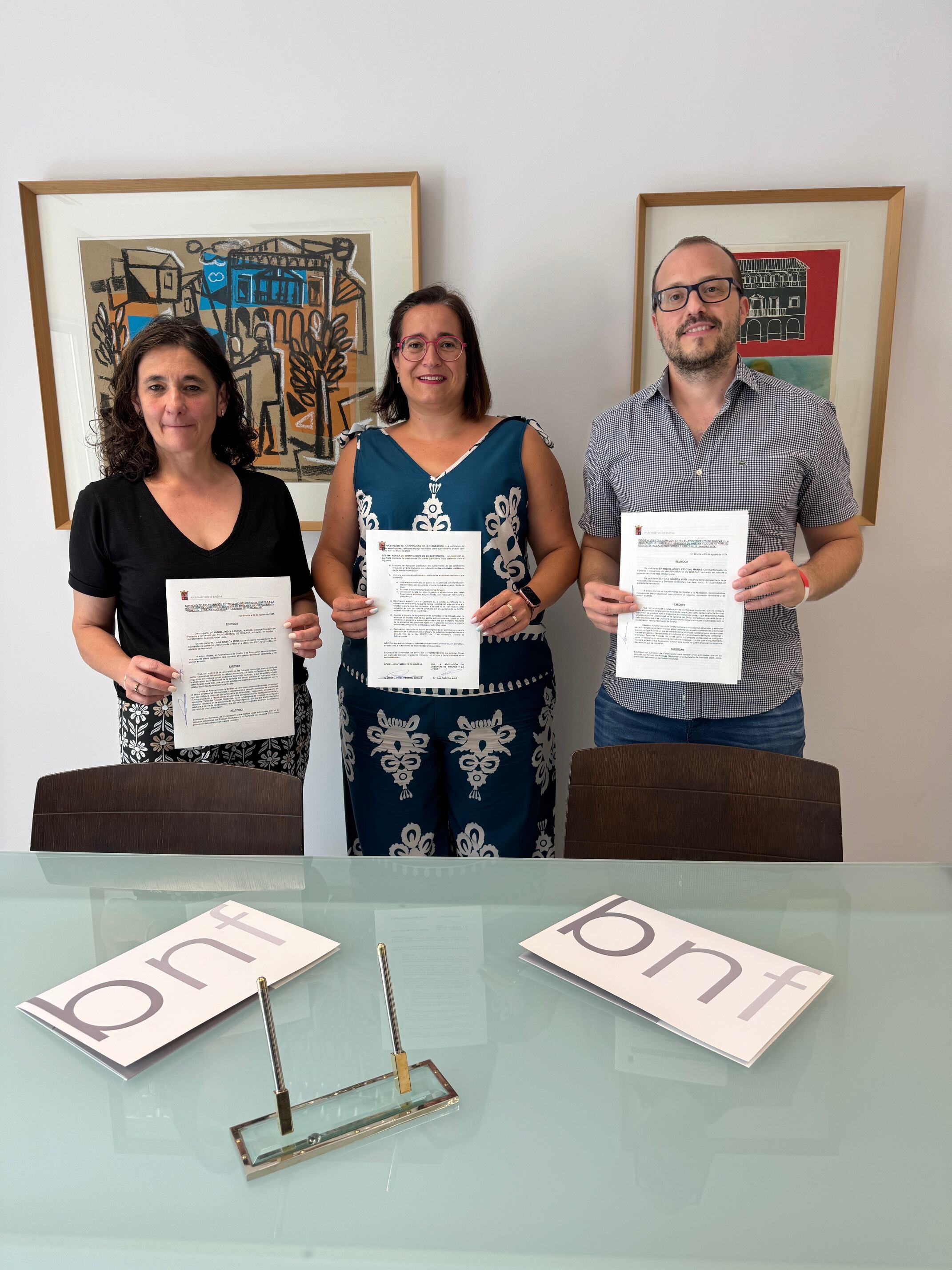 Ana Gascón, Patricia Rivera y Miguel Ángel Pascual tras la firma del convenio. Foto: Ayuntamiento de Binéfar