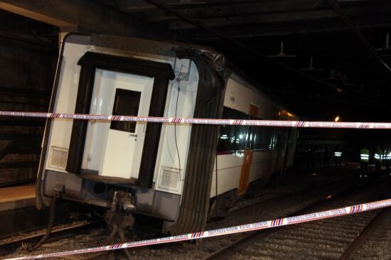 Imatge del tren descarrilat aquest diumenge a Sant Andreu Arenal, a Barcelona