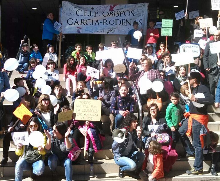 Protesta ante las puertas de la consejería de Educación