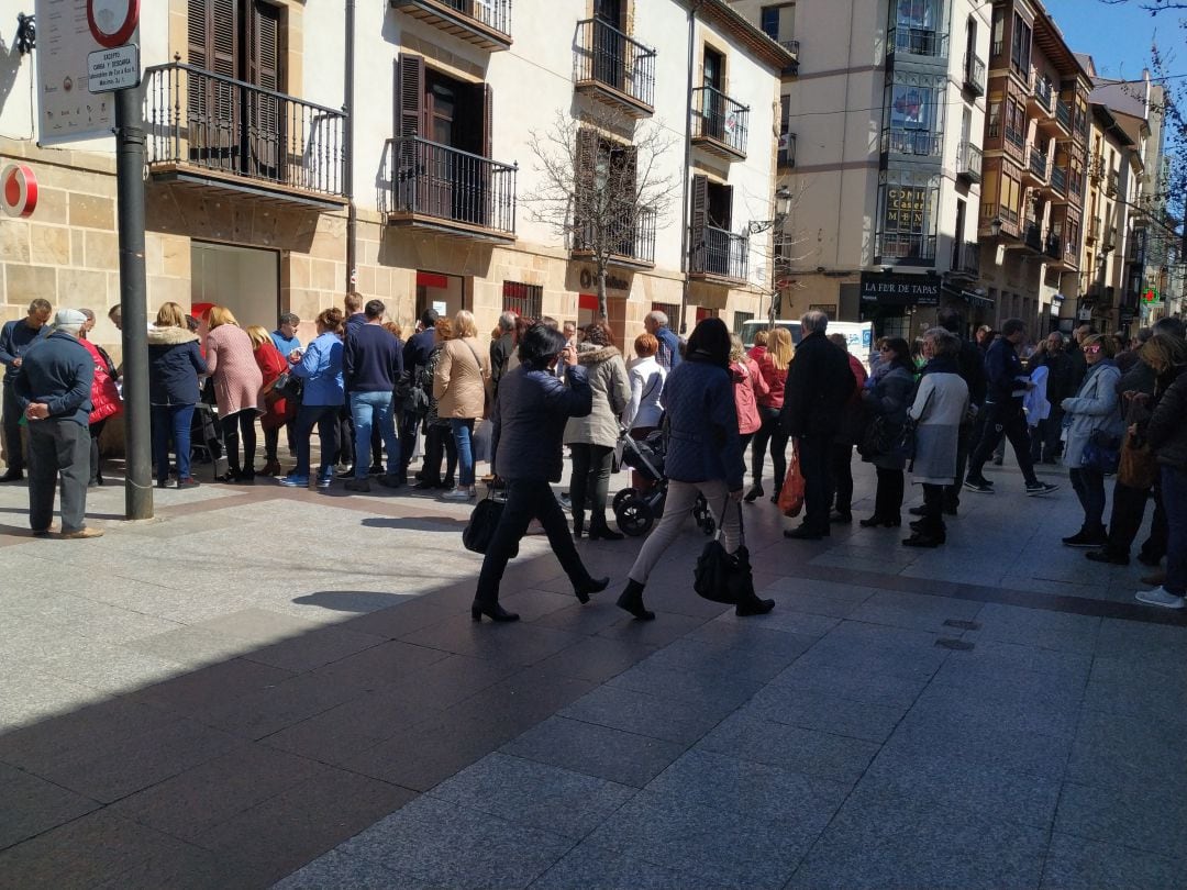 Fila frente a la mesa de Soria Ya