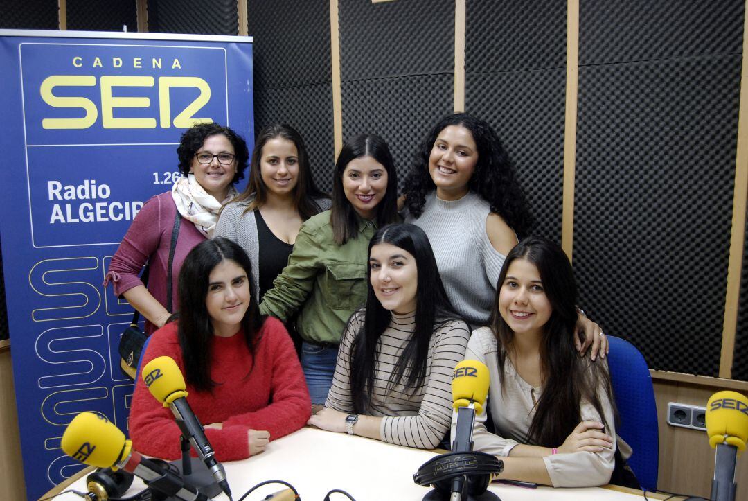 Recibimos la visita de las alumnas del IES Levante que preparan una exposición fotográfica para conmemorar el Día de la Diversidad Funcional.