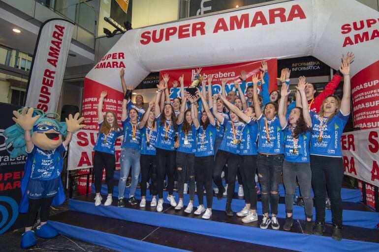 Las jugadoras del Bera Bera celebran el último título de Liga logrado esta temporada