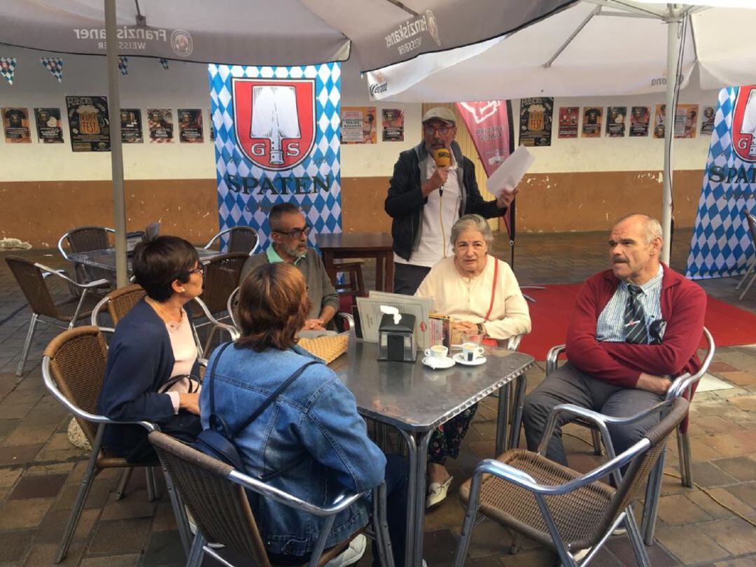 Parte del equipo d eRadio Gurugú en la terraza de Cervecería Flandes