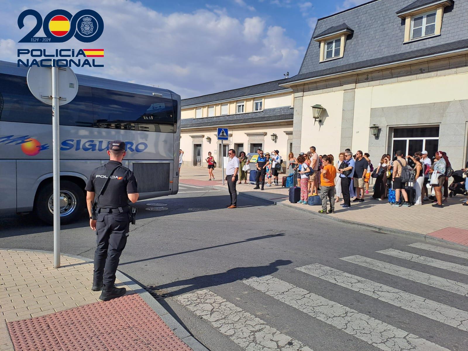 La policía colabora en el traslado de los viajeros del ferrocarril a través de autobuses