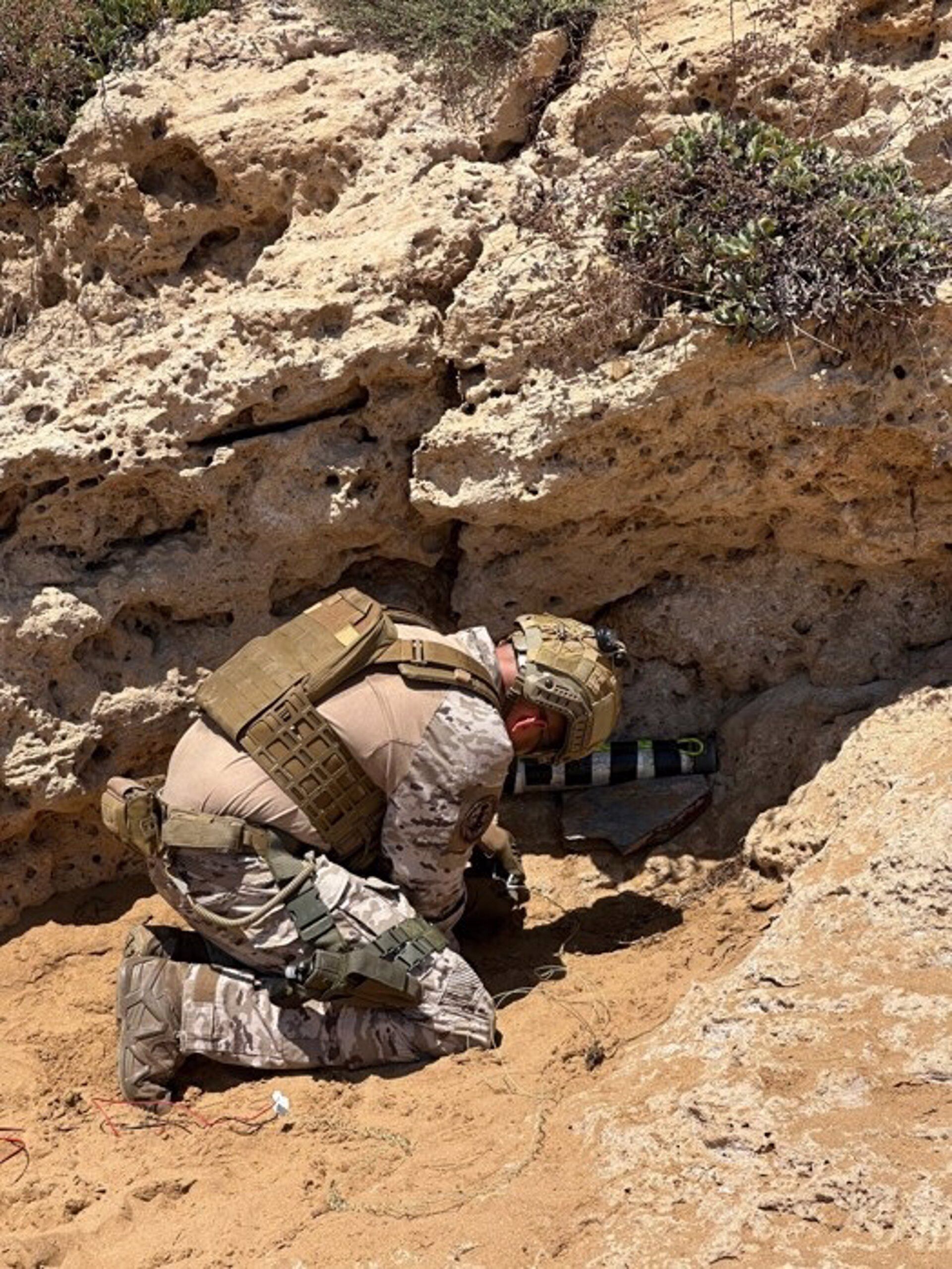 Un militar encontró una bengala naval en Cala Dorada. La intervención obligó a evacuar la playa por seguridad