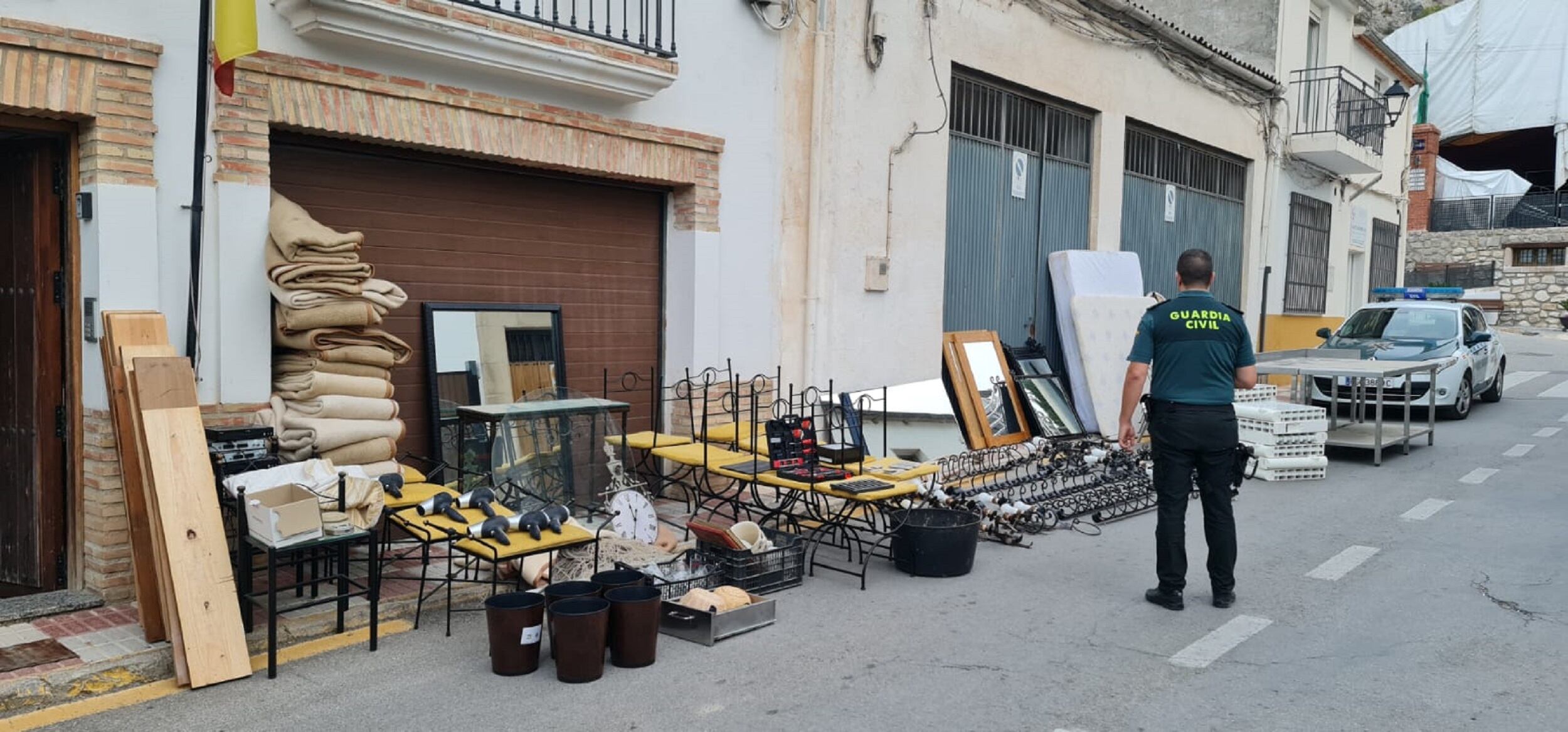 Un efectivo de la Guardia Civil observa parte de los efectos robados en un hotel de Torres (Jaén)