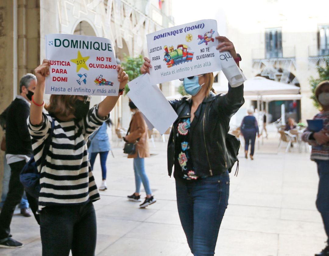 Carteles pidiendo justicia para el niño de Elda muerto en 2017 