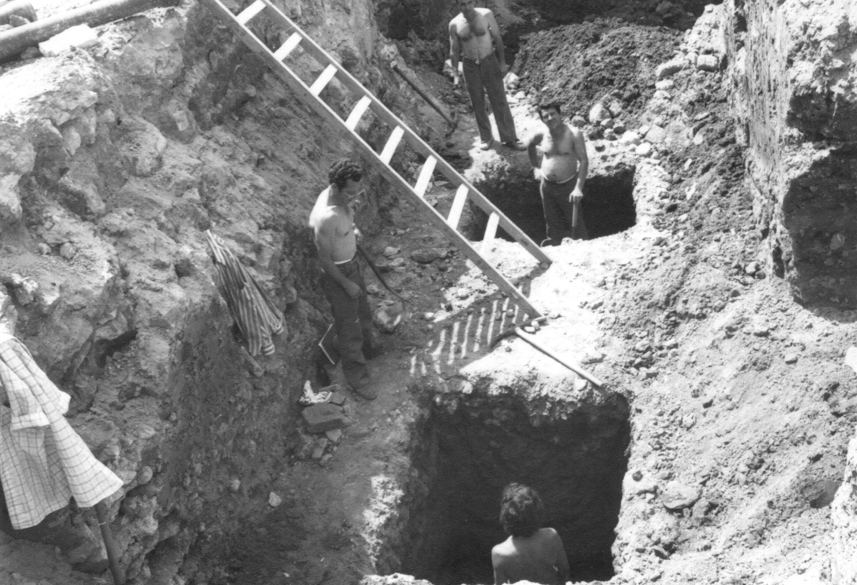 Trabajos de excavación en la Plaza de la Virgen en los años 1959-60
