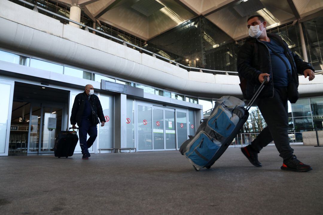 Varios turistas de diferentes países a la llegada del aeropuerto de Málaga, tras pasar el control de aduanas de dicho aeropuerto donde es imprescindible una prueba de PCR negativo impuesto por el Gobierno de España, para poder entrar en la localidad