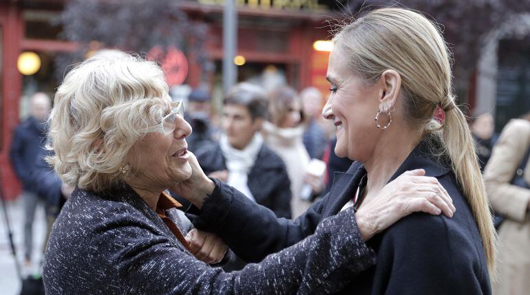 La alcaldesa de Madrid, Manuela Carmena tras el almuerzo de trabajo con la presidenta madrileña, Cristina Cifuentes