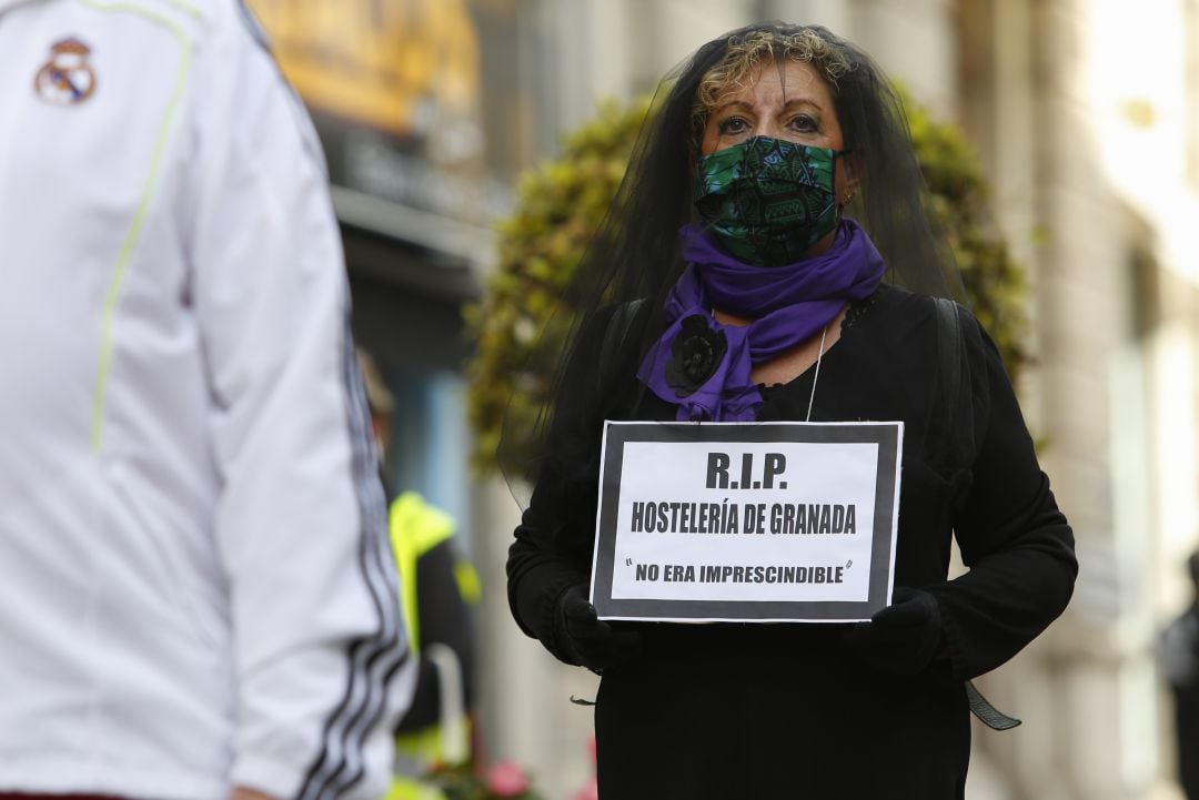 Una mujer, vestida como si fuese a un funeral, en una protesta del sector hostelero celebrada en Granada el pasado 12 de noviembre.