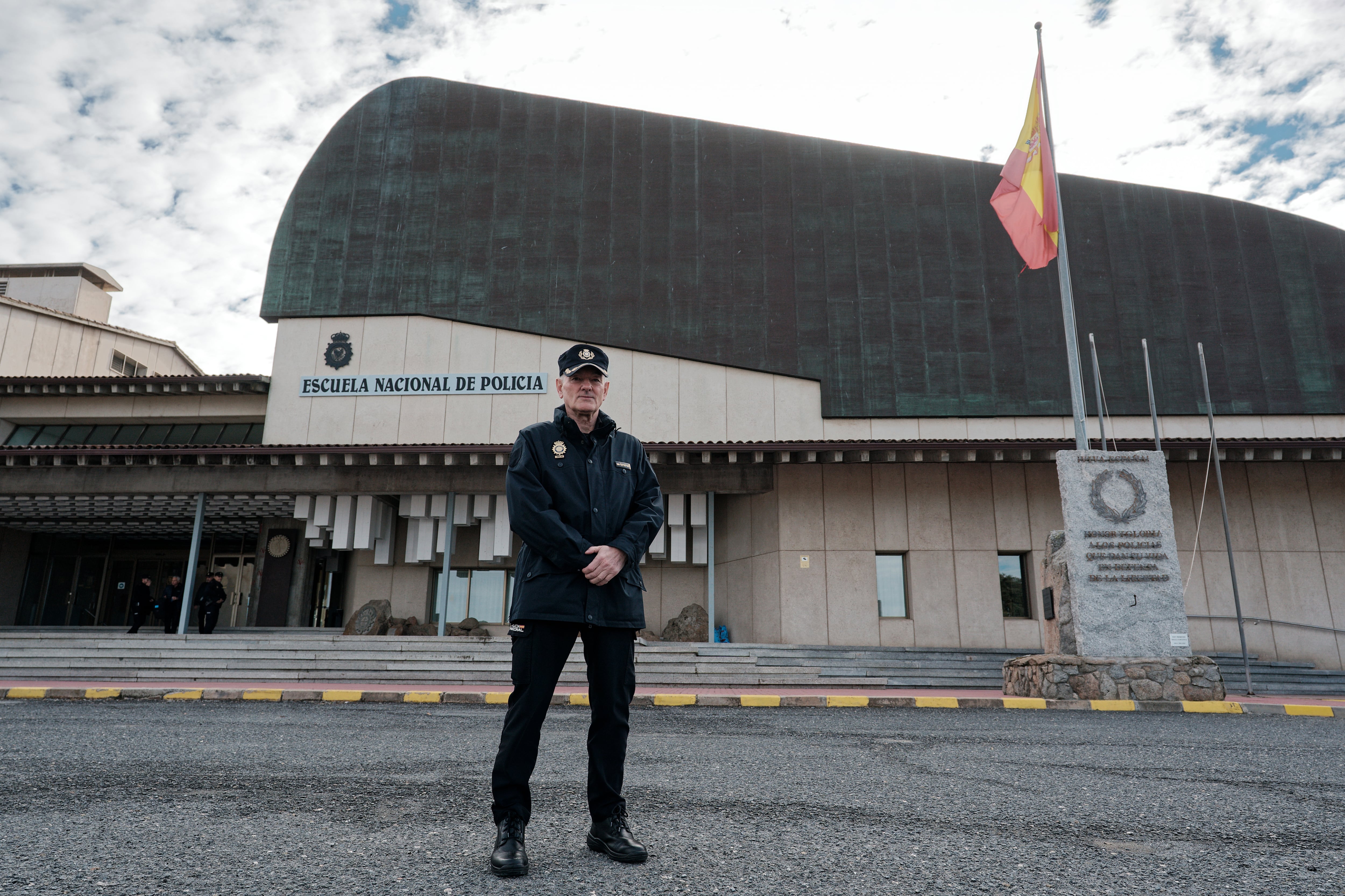 El director de la la Escuela Nacional de Policía de Ávila, José Luis Tejedor, posa para la entrevista con la Agencia EFE con motivo de la conmemoración de los 200 años de la Policía Nacional, donde aborda lo que supone esta efeméride y la aportación de este centro de formación policial, uno de los más importantes del mundo, en el proceso de transformación de este cuerpo.